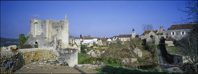 Vue partielle des ruines du château ; Vue générale de l’église et de la ville à l’arrière-plan