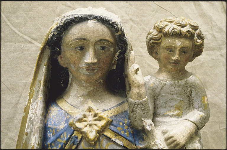 Groupe sculpté : 'Vierge à l'Enfant' ; avant restauration (détail, face)