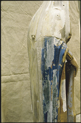 Groupe sculpté : 'Vierge à l'Enfant' ; avant restauration (détail, trois quart dos)