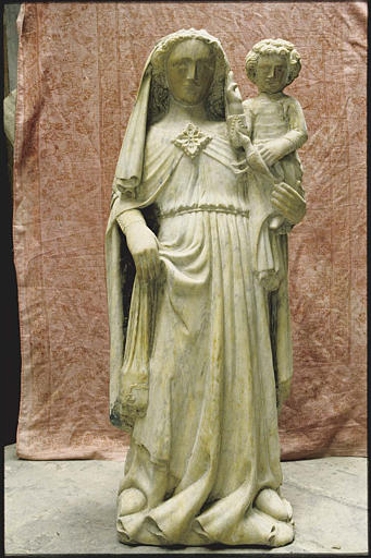 Groupe sculpté : 'Vierge à l'Enfant' ; après restauration (face)