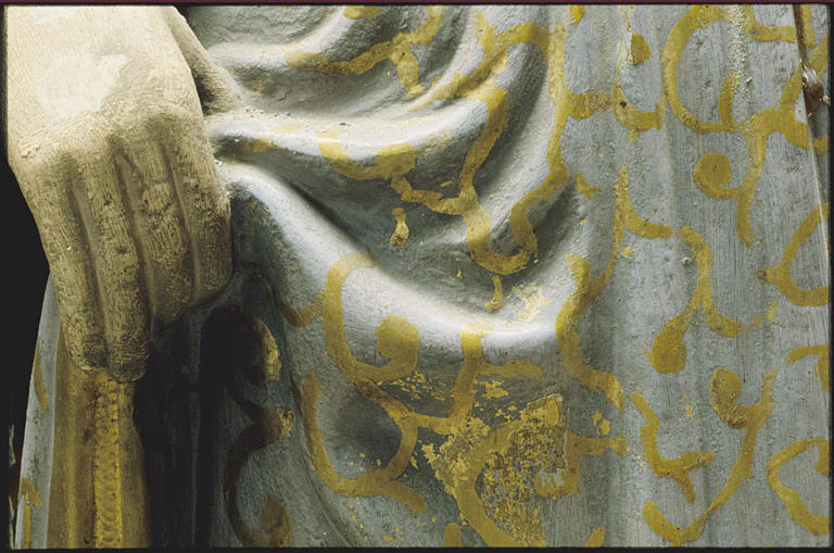 Groupe sculpté : 'Vierge à l'Enfant', main, drapé ; avant restauration (détail)