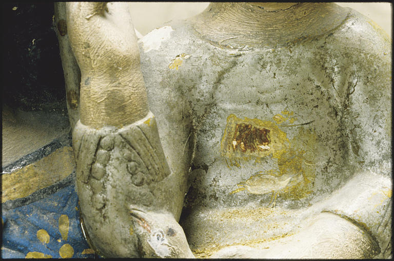 Groupe sculpté : 'Vierge à l'Enfant', bras, buste de l'Enfant ; avant restauration (détail)