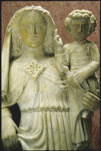 Groupe sculpté : 'Vierge à l'Enfant' ; après restauration (face, vu à mi-corps)