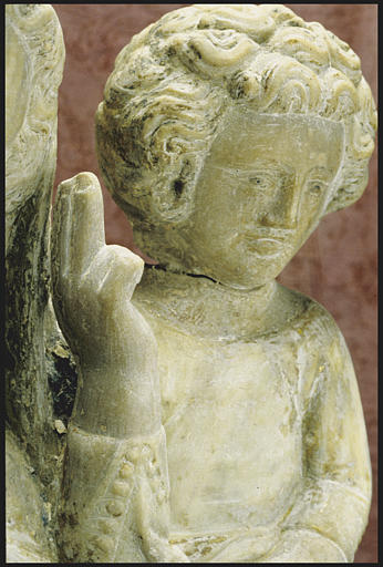 Groupe sculpté : 'Vierge à l'Enfant',  l'Enfant bénissant de la main droite ; après restauration (détail, trois quart vers droite)