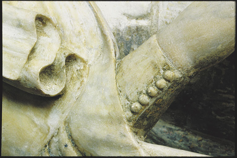 Groupe sculpté : 'Vierge à l'Enfant't, bras droit de l'Enfant, plis du drapé ; après restauration (détail)