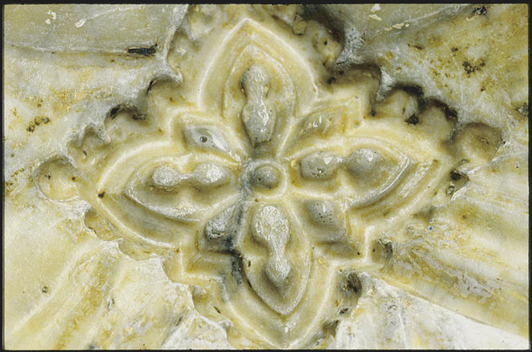 Groupe sculpté : 'Vierge à l'Enfant', broche de la cape ; après restauration (détail)