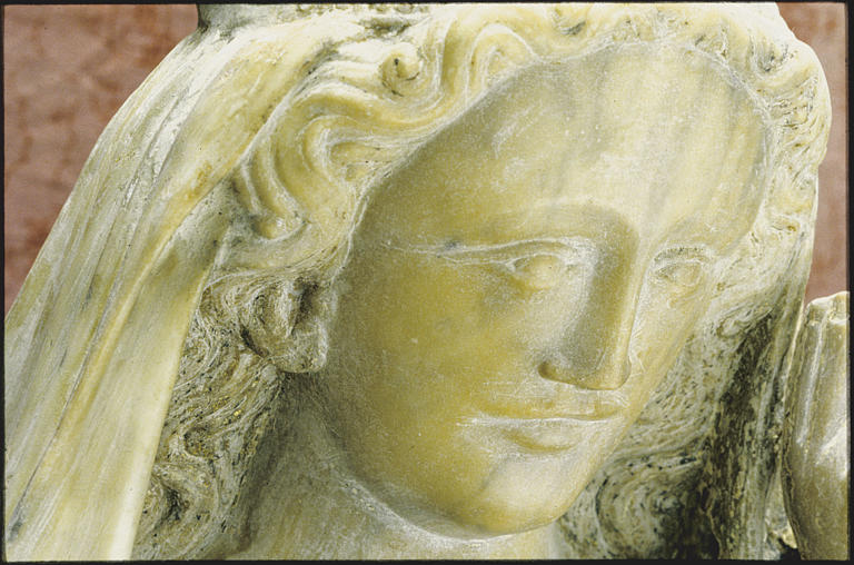 Groupe sculpté : 'Vierge à l'Enfant', visage de la Vierge ; après restauration (détail, trois quart vers droite)