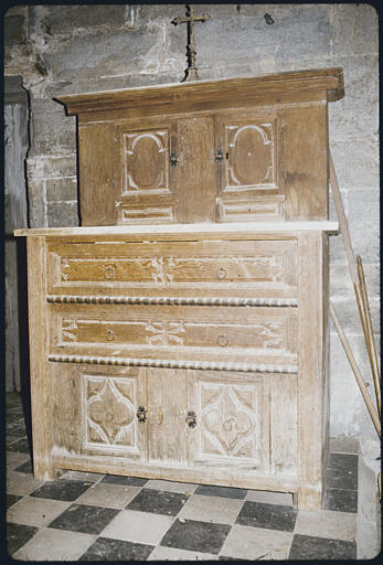 Meuble de sacristie (bahut) : bois, taillé, vantaux (4), tiroirs (2)