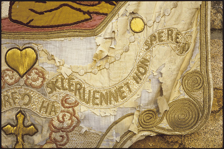 Bannière de procession : soie, laine, détail broderies, inscription (partie droite) ; 1924 (détail)