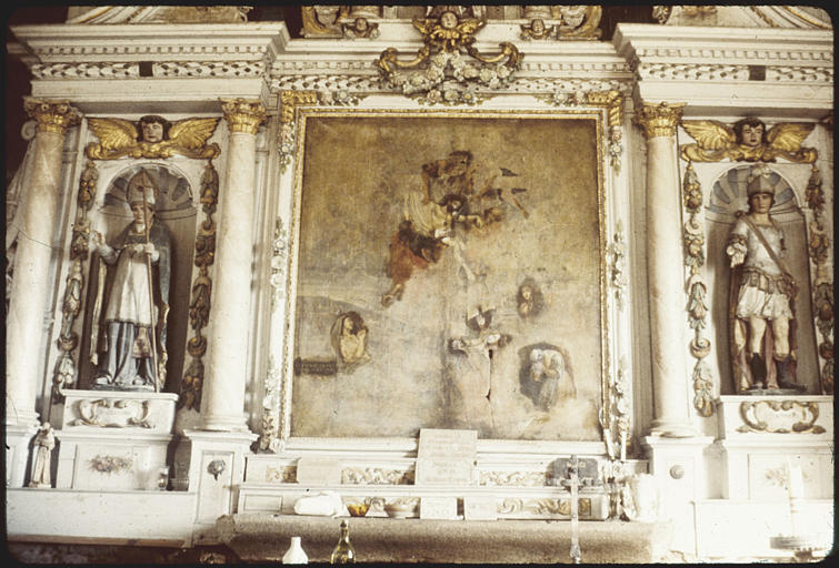 Choeur ; retable, statues (2), tableau : 'Saint Guillaume' (à gauche), 'Saint Symphorien' (à droite), 'La descente de croix' (au centre) ; après un nettoyage sommaire
