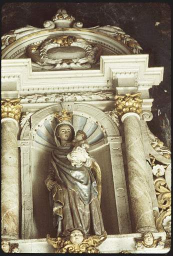Choeur ; retable, groupe sculpté : 'Vierge à l'Enfant', niche, corniche, fronton cintré, chérubins (détail)