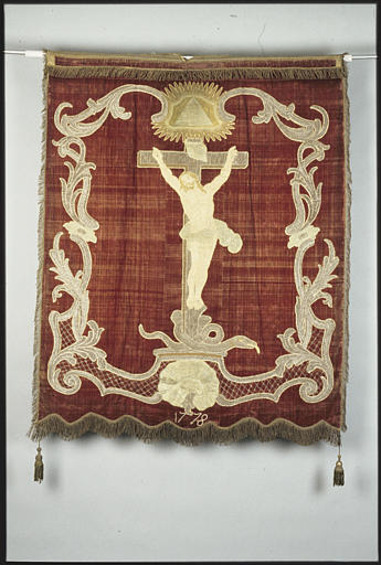 Bannière de procession (recto) : 'Christ en croix', serpent au pied de la croix, rinceaux végétaux, velours rouge, brodé, fils d'or ; 1778 ; avant restauration