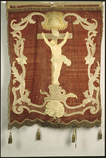 Bannière de procession (recto) : 'Christ en croix', serpent au pied de la croix, rinceaux végétaux, velours rouge, brodé, fils d'or ; 1778 ; après restauration