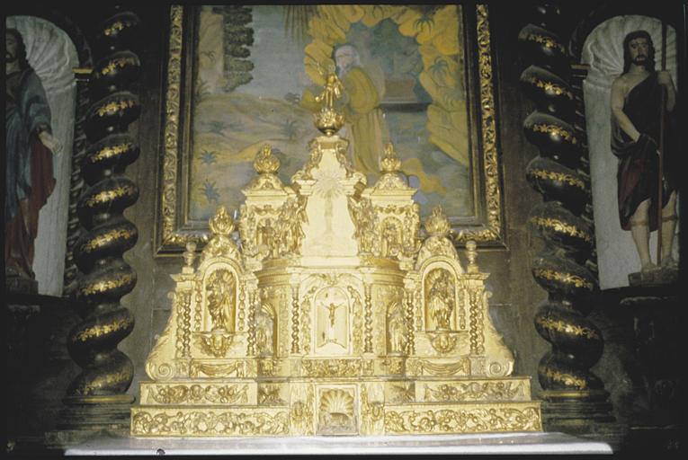 Choeur, maître-autel ; tabernacle : bois, doré, statuettes; rinceaux végétaux, coquilles, colonnettes torses