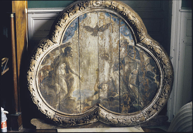 Tableau : panneau trilobé, représentation de la Trinité, un enfant, nu, allongé sur un nuage, brandit un sceptre à fleur de lys (au centre) ; avant restauration