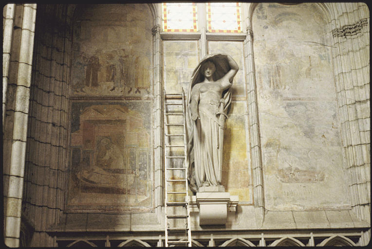 Nef, chapelle nord ; peinture monumentale : Vie de saint Etienne, 4 scènes sur 2 registres (vue d'ensemble) et monument aux morts de la guerre 1914-1918 : statue allégorique de Jean Magrou