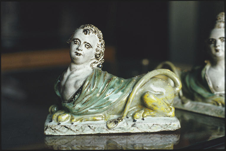 Statuette : sphinx à tête d'homme, dite de Louis XVI, faïence (côté gauche) - © Ministère de la Culture (France), Médiathèque du patrimoine et de la photographie, diffusion RMN-GP