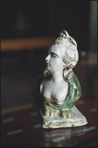 Statuette : sphinx à tête d'homme, dite de Marie-Antoinette, faïence (face) - © Ministère de la Culture (France), Médiathèque du patrimoine et de la photographie, diffusion RMN-GP