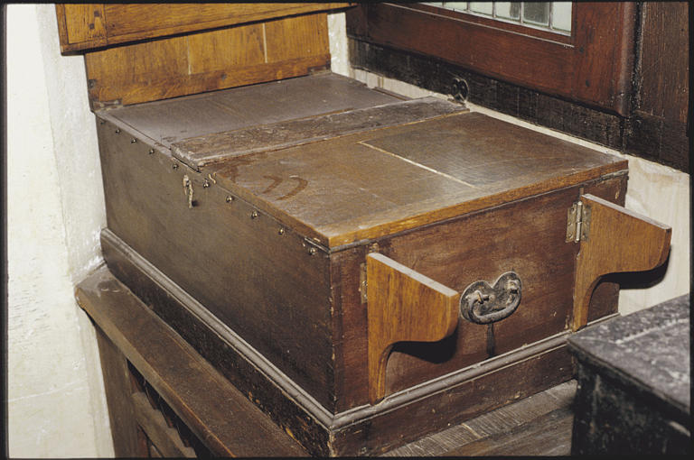 Coffre : coffre transformé en autel portatif, bois (trois quart, fermé) - © Ministère de la Culture (France), Médiathèque du patrimoine et de la photographie, diffusion RMN-GP
