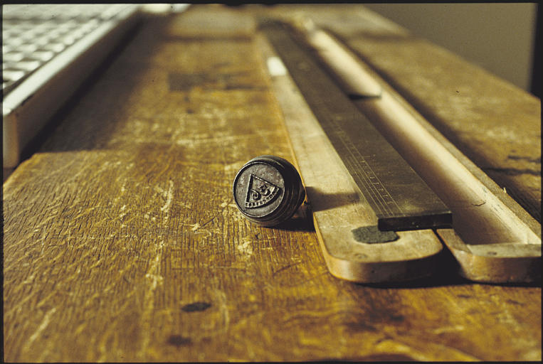 Poinçon d'orfèvrerie départemental, instrument de mesure : mètre-étalon et son étui