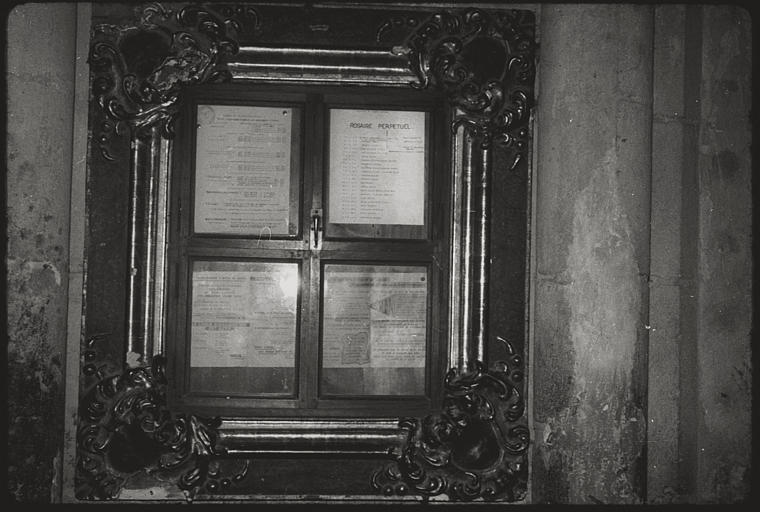 Cadre : tableau des annonces, bois mouluré, angles en papier mâché formant des cartouches ornés de rinceaux végétaux  (détail)