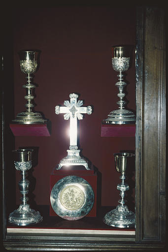 Trésor ; calice (4), patène, croix-reliquaire : argent, argent doré - © Ministère de la Culture (France), Médiathèque du patrimoine et de la photographie, diffusion RMN-GP