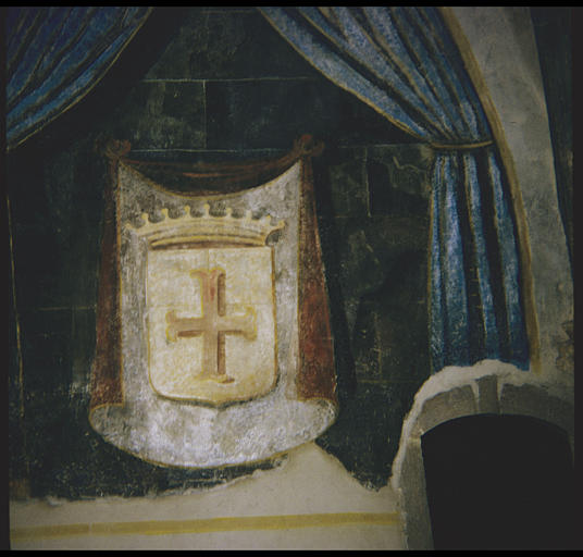 Chapelle sud ; peinture monumentale : armoiries, écu, croix pattée, tissu feint, rideaux feints, mur de pierre à jointures feint ; après restauration