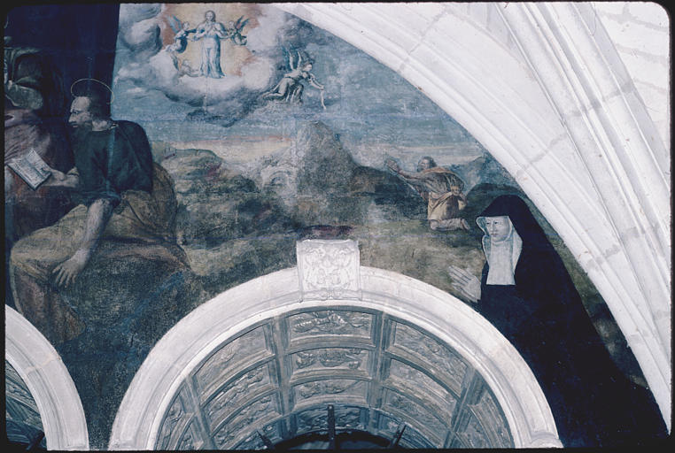 Salle capitulaire ; peinture monumentale (à droite) : 'La mort de la Vierge', religieuse en prière, paysage, personnage masculin à genoux, âme de la Vierge reçue par des anges ; après restauration (détail)