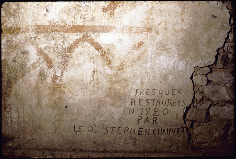 Tribune sud ; inscription concernant la date et l'auteur de la restauration ; 1920