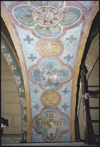 Chapelle des fonds baptismaux, intrados d'arc ; peinture monumentale : frise de médaillons, agneau, griffon, inscription ; après restauration (détail)