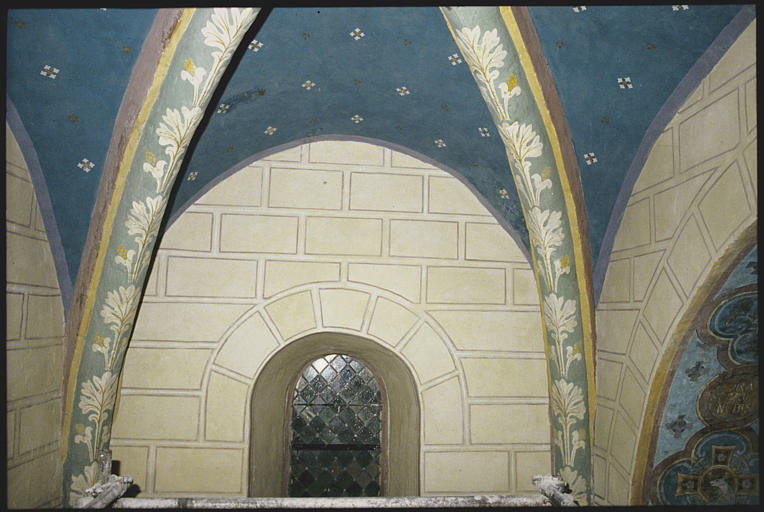 Chapelle des fonds baptismaux, mur nord, voûte ; peinture monumentale : parement de pierre feint, frise de feuilles d'acanthe, voûte à fond bleu parsemé de fleurettes stylisées ; après restauration (détail)