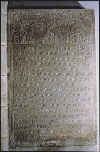 Plaque funéraire : de la famille Laumosnier Faillonnet, trois personnages, mains jointes, relief méplat