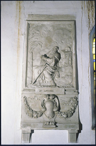 Bas-relief : 'Saint Antoine', assis, rocher, crâne, table, rosaire, cartouche, guirlande de fruits, rubans, bas-relief, moyen-relief, relief méplat - © Ministère de la Culture (France), Médiathèque du patrimoine et de la photographie, diffusion RMN-GP