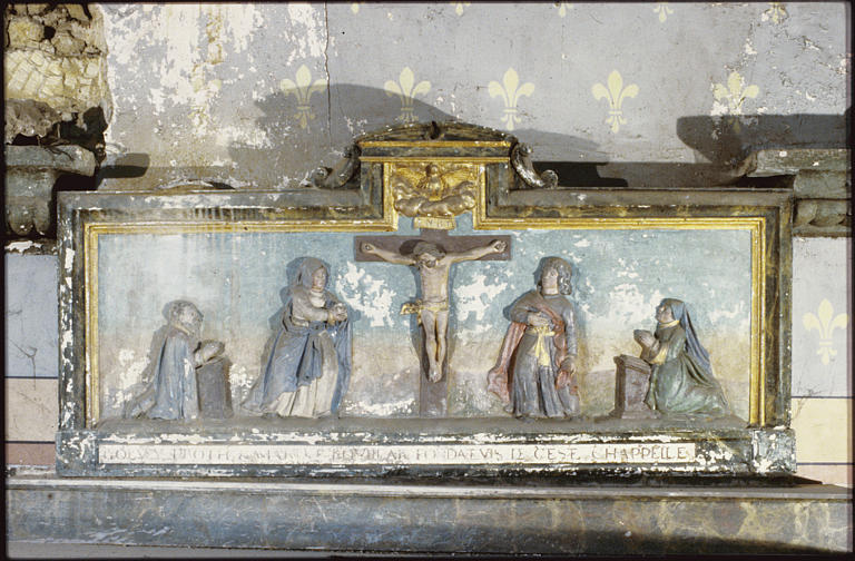 Retable : 'Le calvaire', Christ en croix, la Vierge, saint Jean, 2 donateurs, colombe du Saint-Esprit, moyen-relief, pierre