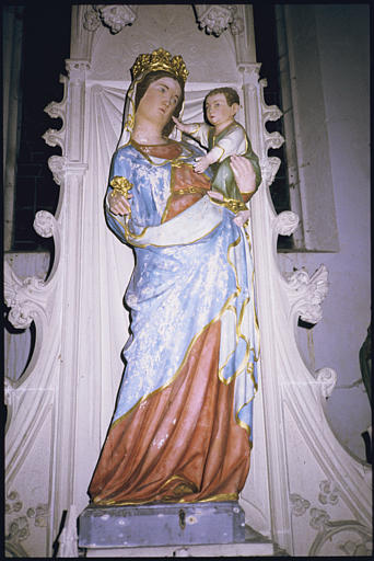 Groupe sculpté : 'Vierge à l'Enfant', Vierge debout, couronnée, tenant une fleur dans la main droite, pierre polychrome