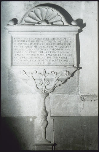 Plaque commémorative : pierre, panneau, rinceaux végétaux, coquille, moulures, inscription