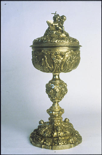 Ciboire : grande taille, argent doré, fondu, repoussé, tables de la Loi, scènes de la Passion, le repas à Emmaüs, fleurs, grappes de raisin, chérubins - © Ministère de la Culture (France), Médiathèque du patrimoine et de la photographie, diffusion RMN-GP