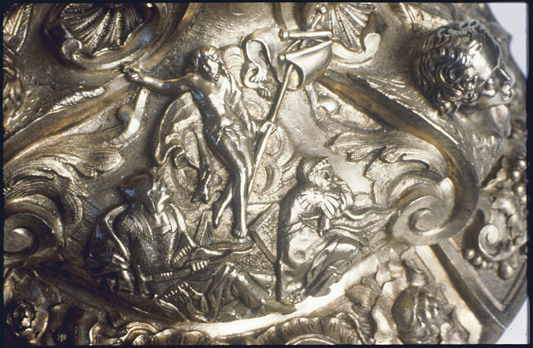 Ciboire : grande, taille, argent doré, fondu, repoussé, détail médaillon pied résurrection du Christ, aveuglement soldats romains (détail) - © Ministère de la Culture (France), Médiathèque du patrimoine et de la photographie, diffusion RMN-GP