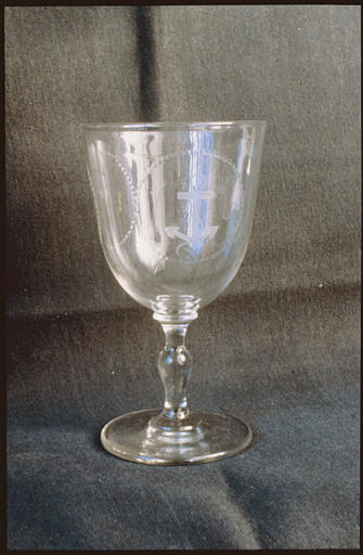 Calice : cristal, soufflé, gravé, croix, ancre, mes vertus théologales - © Ministère de la Culture (France), Médiathèque du patrimoine et de la photographie, diffusion RMN-GP