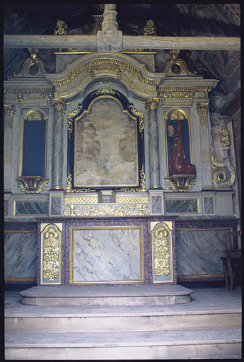 Choeur ; autel majeur, gradin d'autel, retable, statue, tableau : 'Sainte Noyale', 'L'Assomption', guirlandes de fleurs, colonnes, pilastres cannelés rudentés, corniche, fronton à décrochement ; après restauration (vue d'ensemble)