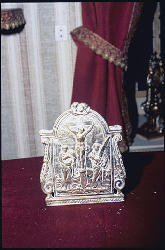 Baiser de paix : Christ en croix, saint Jean, saint Paul de Tarse, métal argenté - © Ministère de la Culture (France), Médiathèque du patrimoine et de la photographie, diffusion RMN-GP