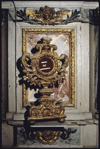 Reliquaire :bois sculpté, doré, guirlandes de fleurs, rinceaux, coquille, godrons