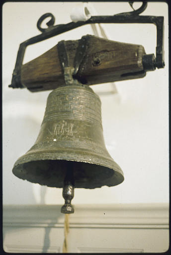 Cloche : de l'ancien manoir du Crocq, bronze, bois, fer ; 1736