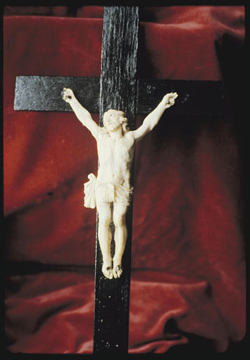 Crucifix : Christ en ivoire, croix en ébène (ou bois noirci ?)