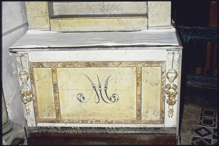 Autel de la Vierge, antependium : chutes de fleurs, initiale 'M', frise de perles et pirouettes (détail)