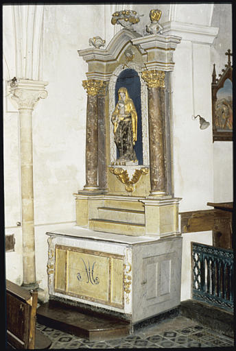 Autel de la Vierge, gradin d'autel, retable, groupe sculpté : 'Vierge à l'Enfant', colonnes, corbeille de fruits, pots à feu, chérubin, palmette, coquille (trois quart gauche)