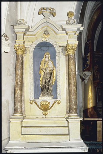 Autel de la Vierge ; gradin d'autel, retable, groupe sculpté : 'Vierge à l'Enfant', colonnes, corbeille de fruits, pots à feu, chérubin, palmette, coquille (trois quart gauche)