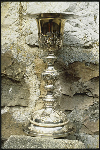 Calice, patène : argent doré, épis de blé, colombe du Saint-Esprit, palmettes, fleurs, réserves ; 1831-1838