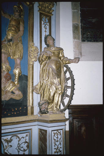 Choeur, maître-autel ; retable, statue : 'Sainte Catherine', roue, tête d'homme à ses pieds