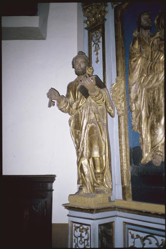 Choeur, maître-autel ; retable, statue : 'Saint Pierre' clés, livre ouvert